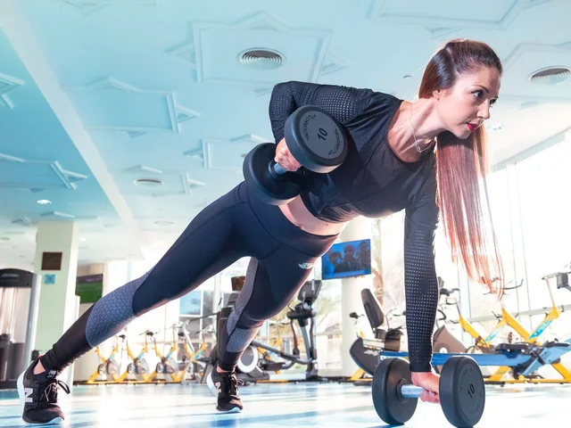 Core-stabilizációs gyakorlat instruálása a fitneszteremben