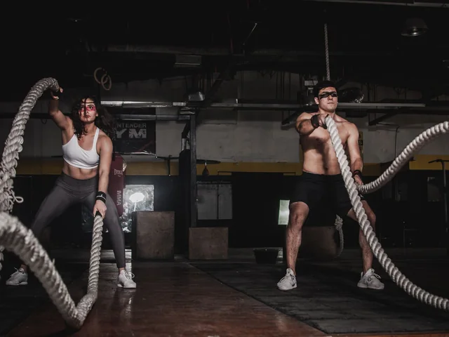 Funkcionális edzés kötéltechnikával a fitneszteremben