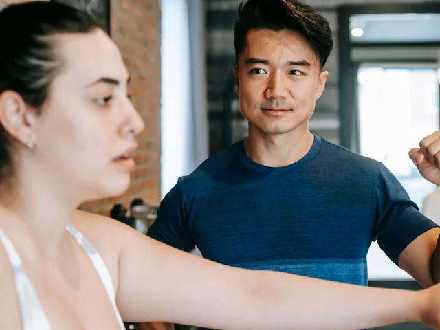 Fitness instruktor kommunikál az ügyféllel az edzés közben