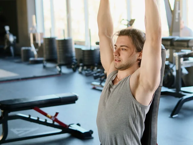 Vállboxess gyakorlat gépen, fitness instruktor felügyelete mellett